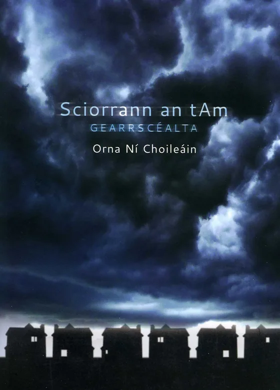 Clúdach Sciorrann an tAm: scamaill stoirme dhúghorma os cionn líne tithe dorcha, agus an teideal i litreacha bána.